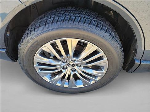 Used 2021 Toyota Venza Limited image 11