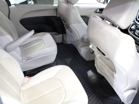 Used 2021 Chrysler Pacifica Touring-L FWD image 20