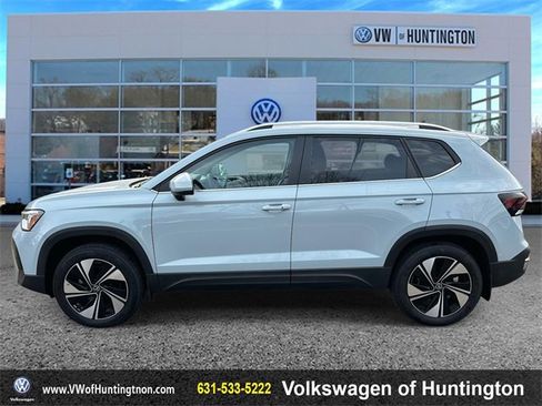 Certified 2025 Volkswagen Taos SE w/ Panoramic Sunroof Package image 7