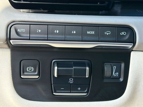 Used 2022 Cadillac Escalade Sport Platinum w/ Heavy-Duty Trailer Package AWD/4WD image 37