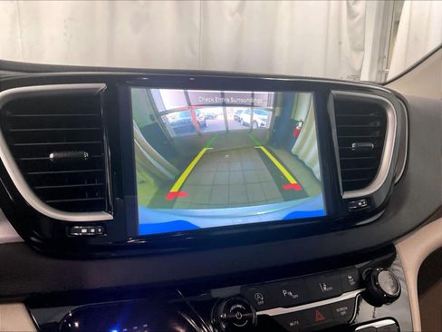 Used 2024 Chrysler Pacifica Touring-L image 20