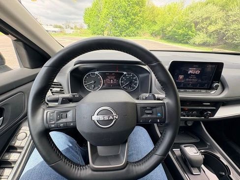 Used 2025 Nissan Rogue SV FWD image 13