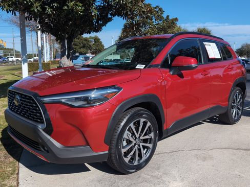 Certified 2024 Toyota Corolla Cross XLE image 5