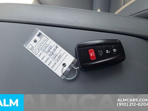 Used 2023 Toyota Highlander XLE AWD/4WD image 20