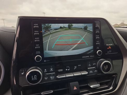 Used 2021 Toyota Highlander XLE FWD image 29