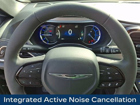 Used 2025 Chrysler Pacifica Premium FWD image 4