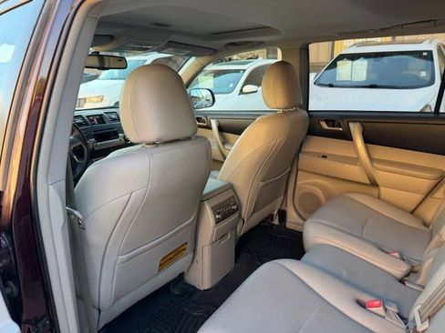Used 2011 Toyota Highlander SE image 25
