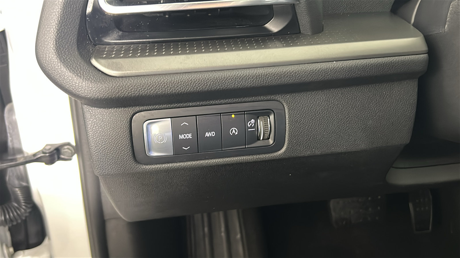Used 2025 Chevrolet Traverse LT AWD/4WD image 23