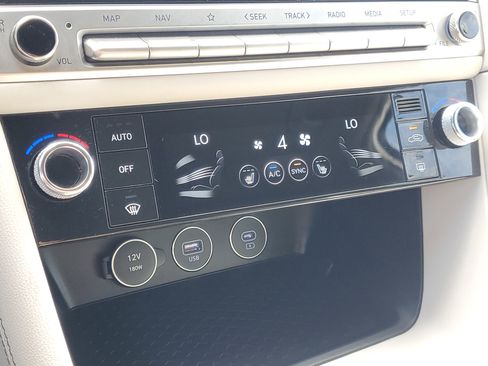 Used 2025 Genesis G70 2.5T image 33