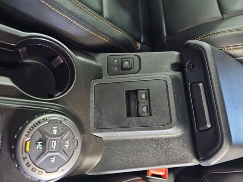 Used 2023 Ford Bronco Badlands image 28