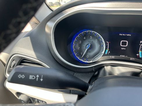 Used 2024 Chrysler Pacifica Touring-L image 42