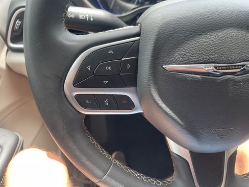 Used 2024 Chrysler Pacifica Touring-L FWD image 15