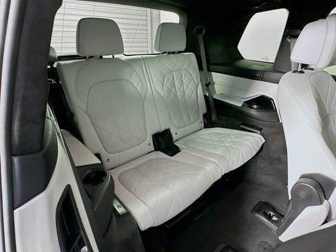 Used 2024 BMW X7 xDrive40i w/ M Sport Package AWD/4WD image 28
