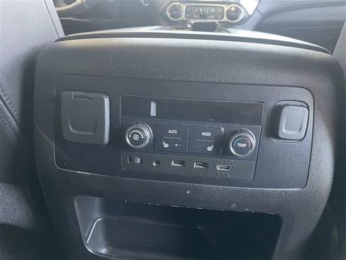 Used 2018 Chevrolet Suburban Premier image 33