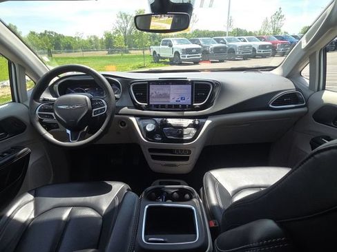 Used 2023 Chrysler Pacifica Touring-L FWD image 22