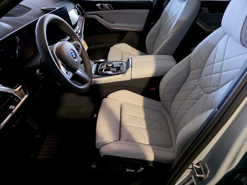 New 2026 BMW X5 xDrive50e w/ M Sport Package AWD/4WD image 7