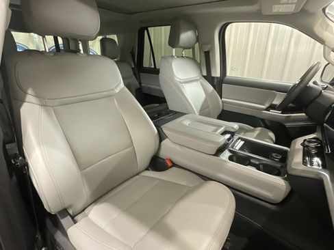 Used 2025 Ford Expedition Active image 15