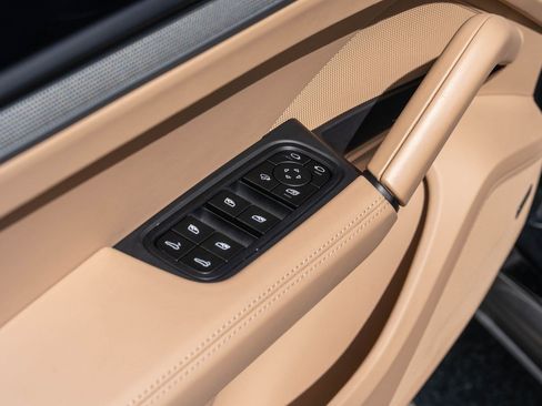 Certified 2024 Porsche Cayenne w/ Premium Package Plus (PFM) AWD/4WD image 22