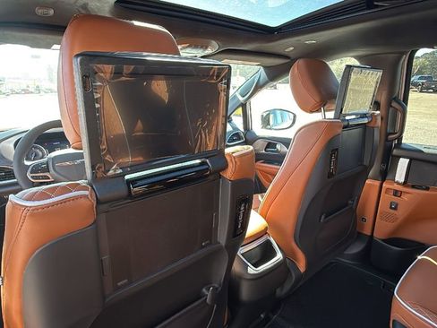 New 2026 Chrysler Pacifica Pinnacle image 14