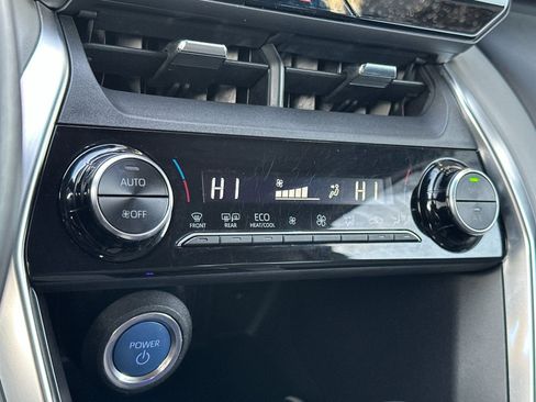 Used 2022 Toyota Venza LE image 19