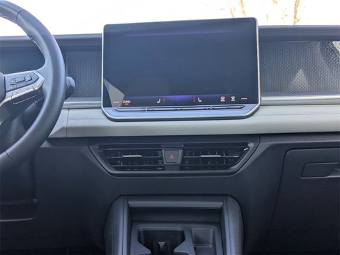 Certified 2025 Volkswagen Tiguan SE image 9