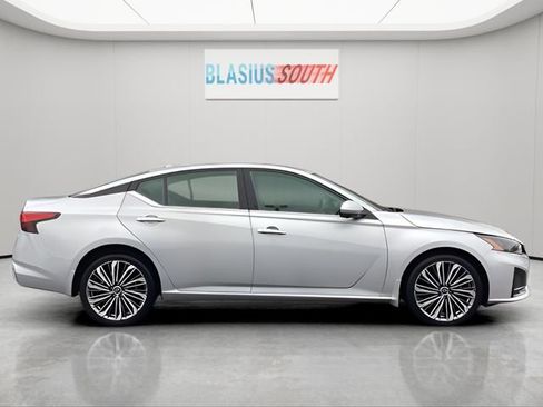 Used 2023 Nissan Altima 2.5 SL AWD/4WD image 2