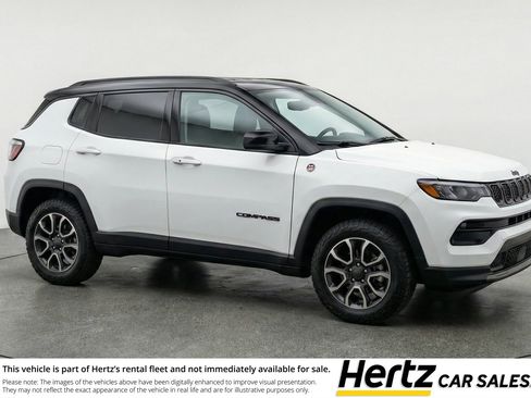 Used 2025 Jeep Compass Trailhawk image 1