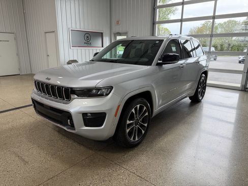 Used 2022 Jeep Grand Cherokee Overland AWD/4WD image 2
