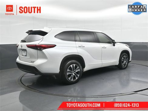 Used 2022 Toyota Highlander XLE image 2