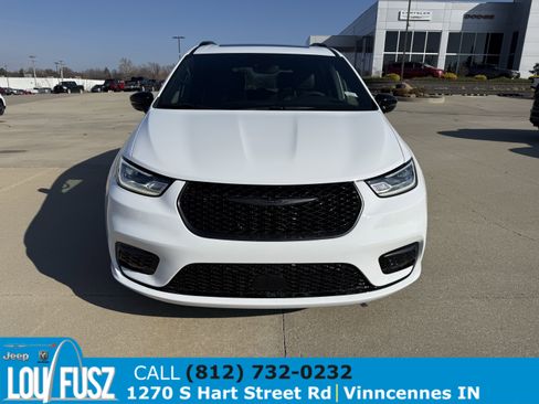 New 2026 Chrysler Pacifica Limited w/ S Appearance Package image 2