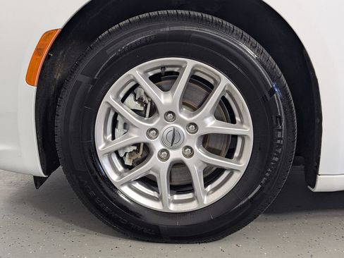 Used 2024 Chrysler Pacifica Touring-L FWD image 9
