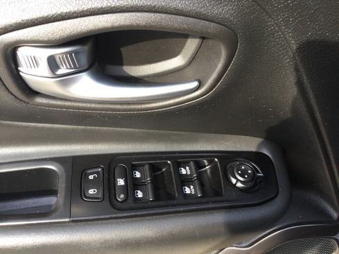 Used 2020 Jeep Renegade Limited AWD/4WD image 9