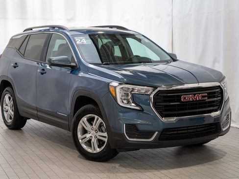 Used 2024 GMC Terrain SLE w/ Driver Convenience Package image 1