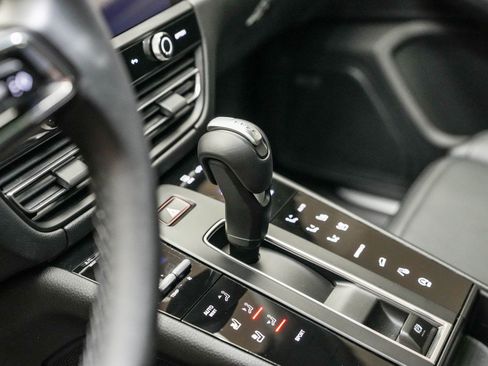 Certified 2025 Porsche Macan image 24