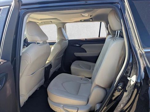 Used 2020 Toyota Highlander XLE image 15