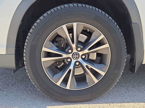 Used 2016 Toyota Highlander XLE AWD/4WD image 12