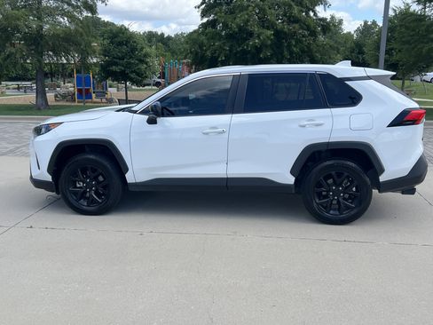 Used 2022 Toyota RAV4 LE FWD image 7