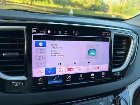 Used 2022 Chrysler Pacifica Touring-L image 26