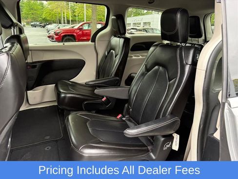 Used 2023 Chrysler Pacifica Touring-L FWD image 17