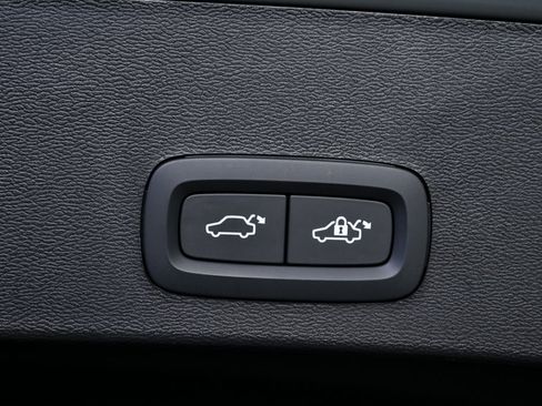 Certified 2025 Volvo XC40 B5 Plus image 32