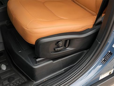 Used 2024 Land Rover Defender 110 SE image 11