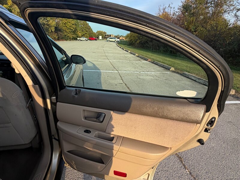 Used 2001 Ford Taurus SE FWD image 24