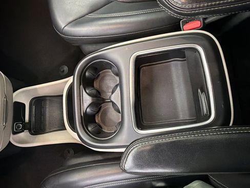 Used 2023 Chrysler Pacifica Touring-L image 32