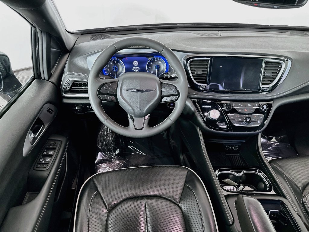 Certified 2025 Chrysler Pacifica Limited FWD image 33