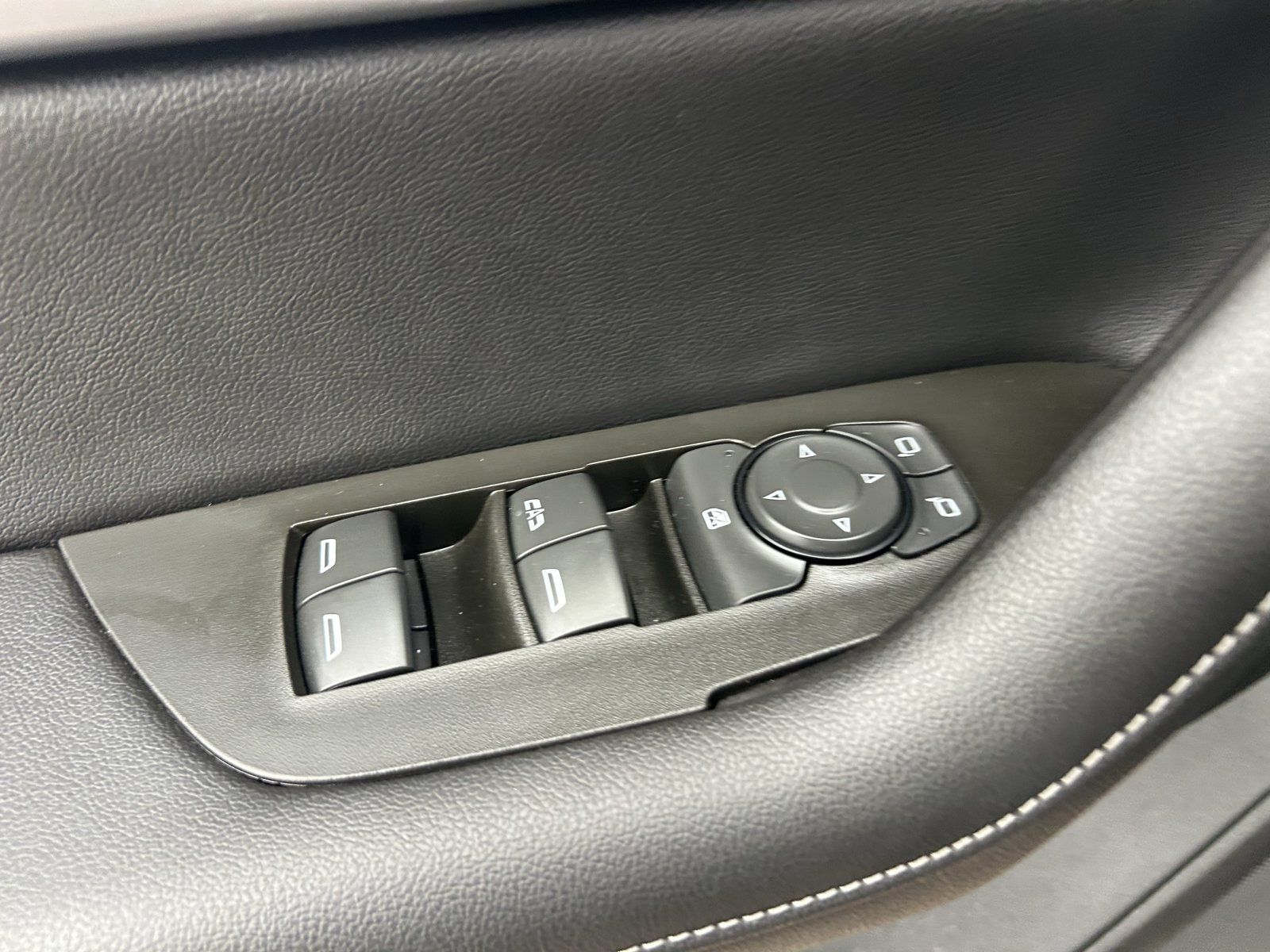 Certified 2025 Chevrolet Blazer LT FWD image 30