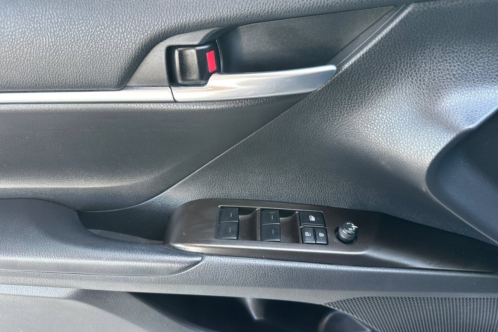 Used 2023 Toyota Camry SE FWD image 11
