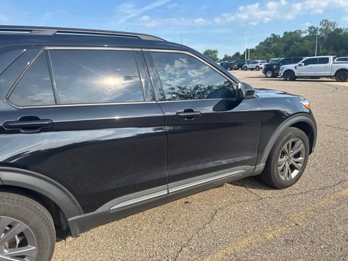 Used 2024 Ford Explorer XLT w/ Equipment Group 202A AWD/4WD image 27