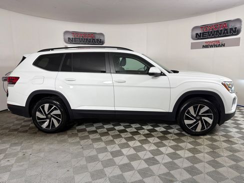 Used 2024 Volkswagen Atlas SE FWD image 2