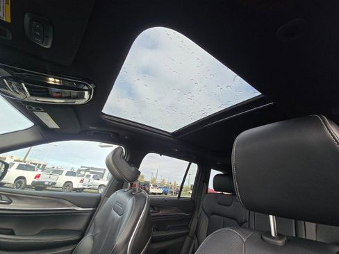 Used 2023 Jeep Grand Cherokee Overland w/ Advanced Protech Group III image 27