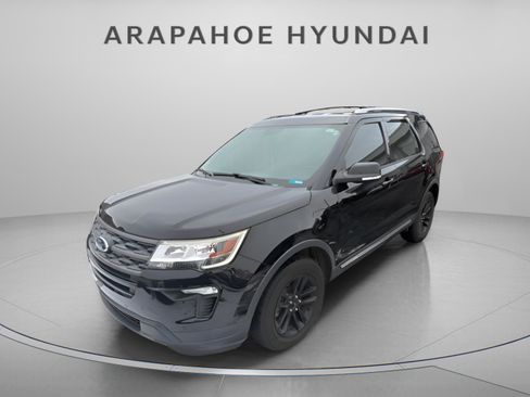 Used 2018 Ford Explorer XLT image 2
